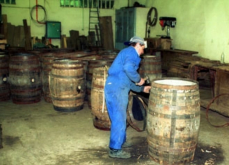 Las compras de Segovia a otros países descienden por tercer mes consecutivo 1 Barricas de whisky en 2012 en las instalaciones donde se destila DYC