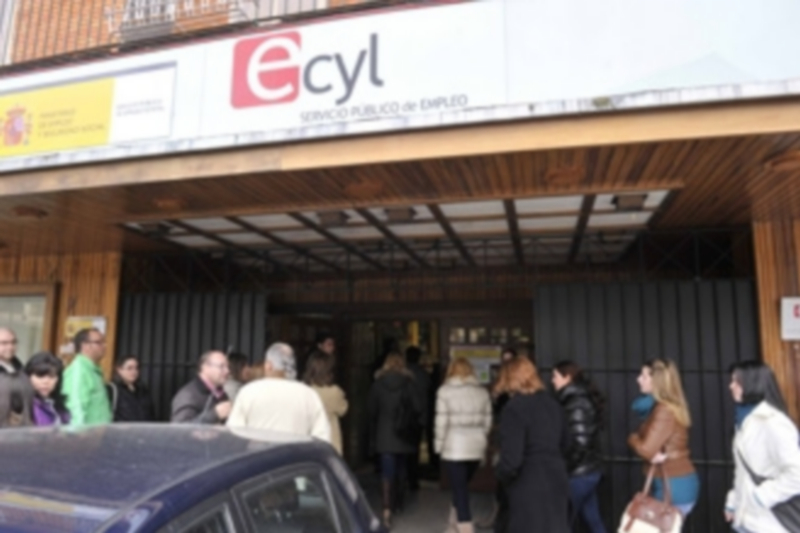 La proposición no de Ley registrada pide recuperar la ayuda a parados de larga duración con cargas familiares. / Kamarero