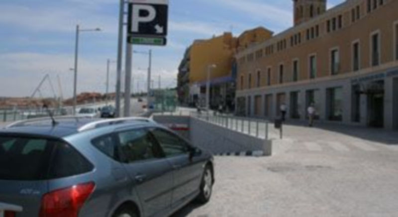 Un vehículo accedía ayer al párking de Padre Claret