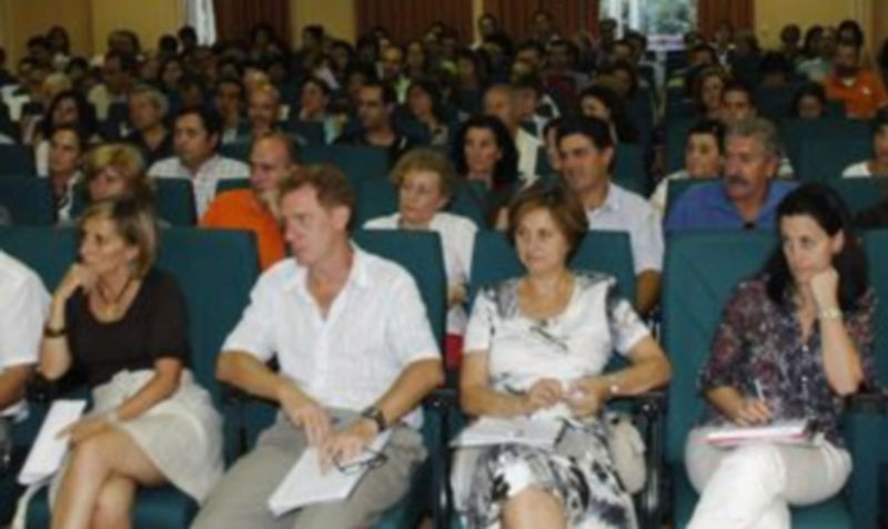 Más de 150 directores y profesores de centros docentes asistieron ayer a la jornada organizada por la Junta para informar sobre la gripe H1N1./ALBERTO BENAVENTE