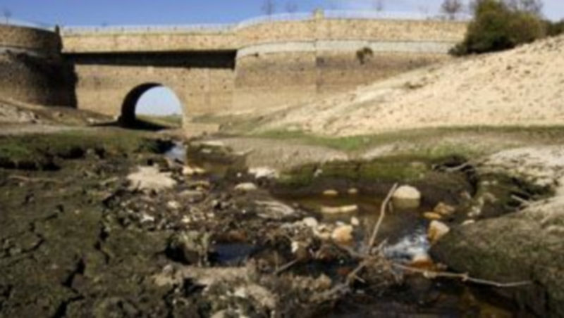 El descenso del agua embalsada en el Pontón Alto debido a la falta de lluvias pueden llegar a crear una situación crítica en Segovia y su Alfoz. /ALBERTO BENAVENTE