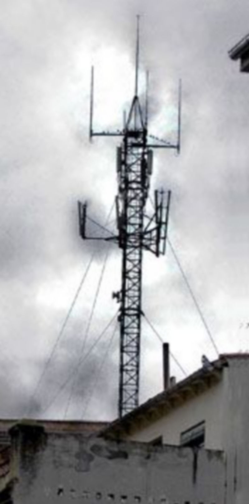 Antena de telefonía en el edificio de Telefónica de Sargento Provisional. / ALBERTO BENAVENTE