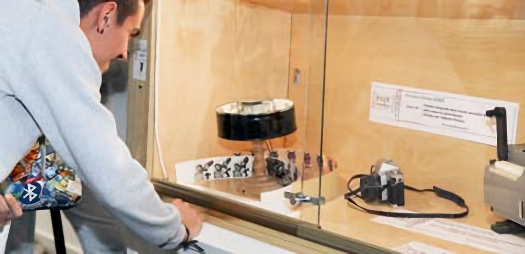 La muestra acoge diferentes objetos que hacen un recorrido histórico por la alfabetización audiovisual. / ALBERTO MORALA