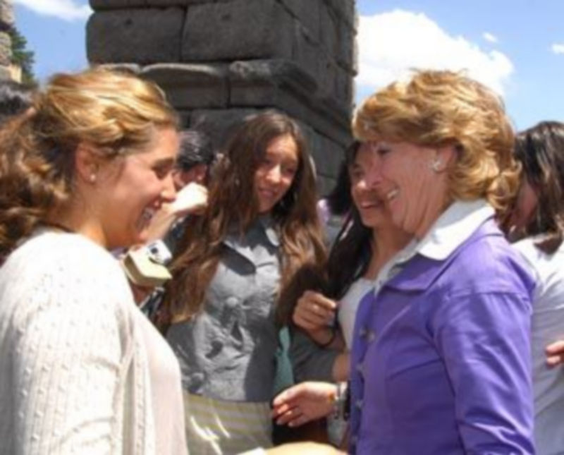 Las alumnas de un instituto madrileño que pasaban el día en Segovia abordaron a la presidenta de la comunidad para saludarla y fotografiarse con ella./PEÑALOSA