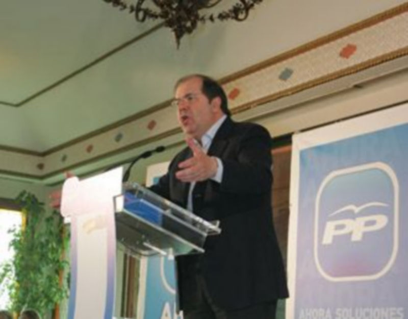 Herrera compartió mesa con los consejeros Villanueva y Clemente y el presidente del PP de Segovia. / F. P.