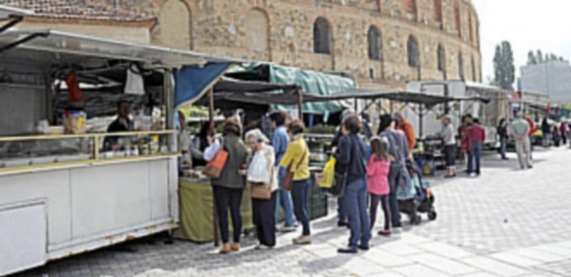El mercado se trasladó al entorno de la plaza de toros hace unos cinco meses