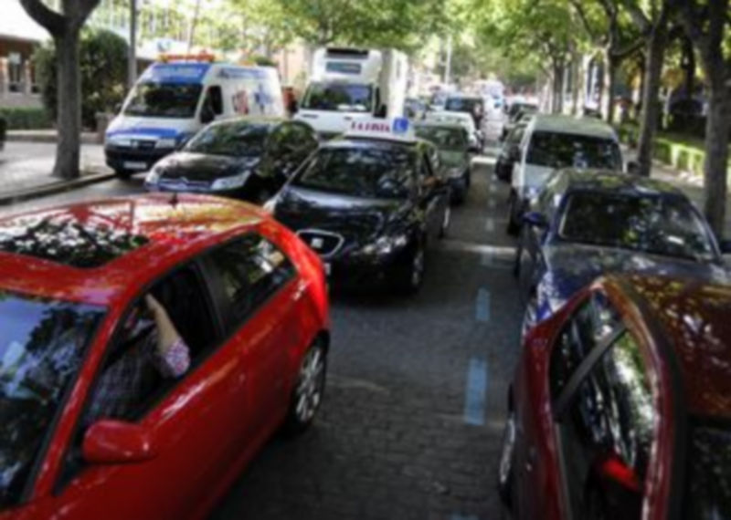 La crisis ha hecho descender las ventas de vehículos y ha incrementado el número de coches almacenados. / Kamarero