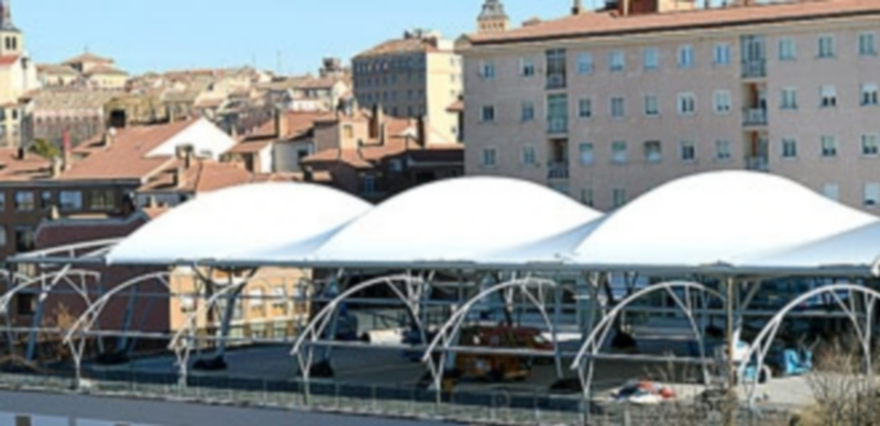 La cubierta textil de la campa ya está instalada. / TAMARA DE SANTOS