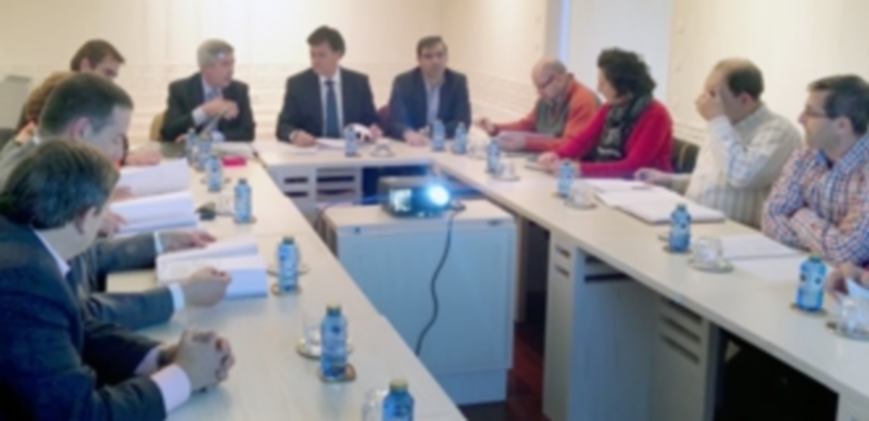 Imagen de la reunión matenida en la Diputación con los alcaldes de los pueblos donde se harán las inversiones./ El Adelantado