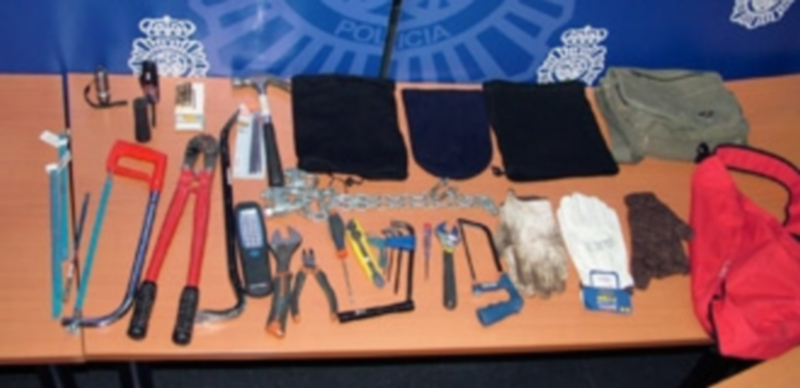 Parte de los objetos que los detenidos portaban para perpetrar robos en naves industriales. / EL ADELANTADO