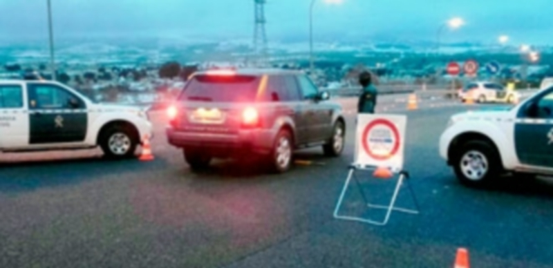 Un control de la Guardia Civil en una de las carreteras de la provincia. / E. A.