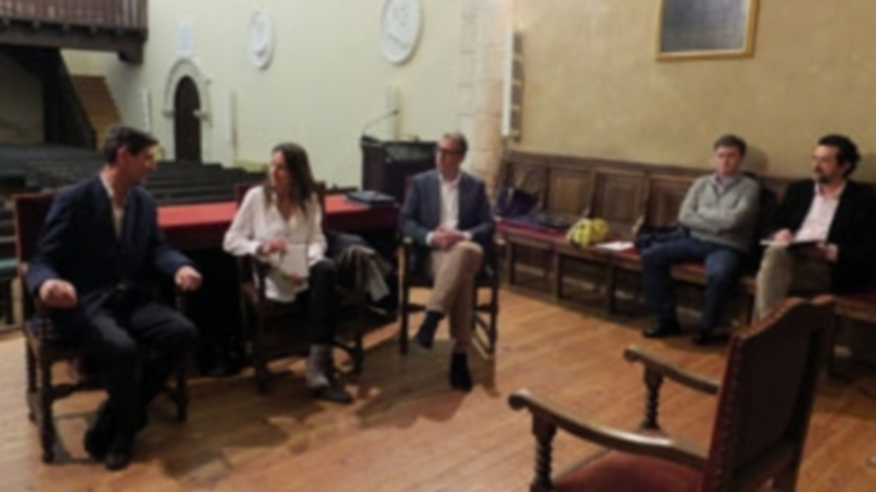 La candidata a la Alcaldía de Segovia visitó la sede de la Real Academia de Historia de San Quirce. / El  ADelantado