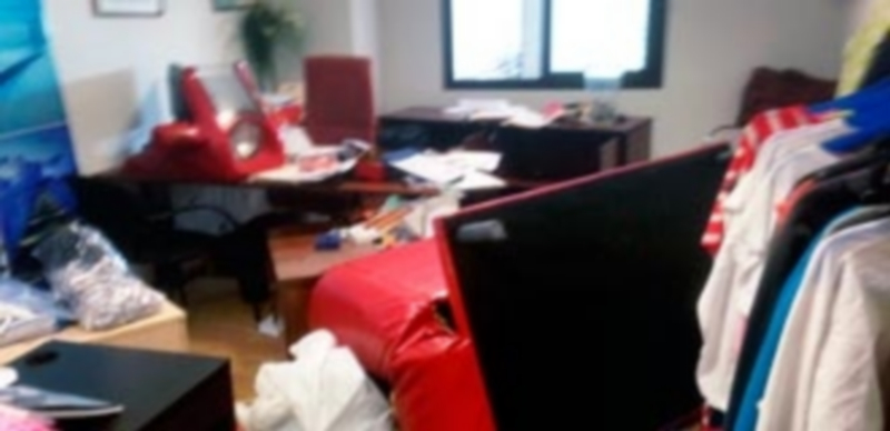 Los ladrones causaron importantes destrozos en las oficinas de la sede de Mundo Laboral./ El Adelantado