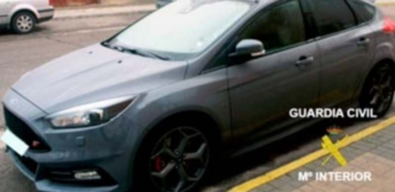 Coche en el que viajaban los dos jóvenes