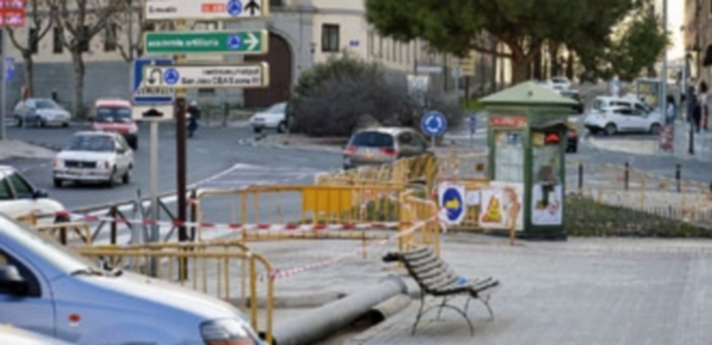 La calzada de la avenida de la Constitución muestra nuevos hundimientos del asfalto 1 La intersección de las avenidas de Juan Carlos I y de la Constitución