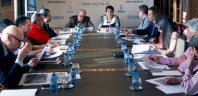 La reunión convocada por la alcaldesa de Segovia se celebró en la Sala de la Biblioteca del Ayuntamiento. / E. A.