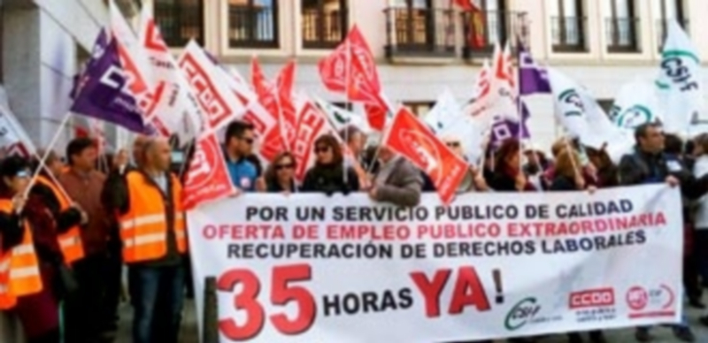 Responsables sindicales y empleados públicos durante la concentración celebrada pasado el mediodía junto a la sede de la Junta en Segovia. / E. A.