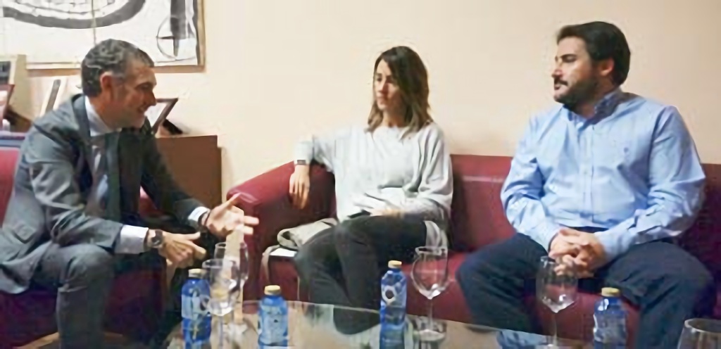 Ortega (izquierda) conversa con Raquel Fernández y Darío Reques en un encuentro mantenido esta semana. / E. A.