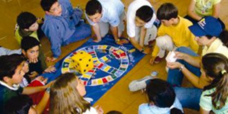 Alumnos de primaria jugando con el material didáctico de la campaña de prevención de la Junta. / El Adelantado