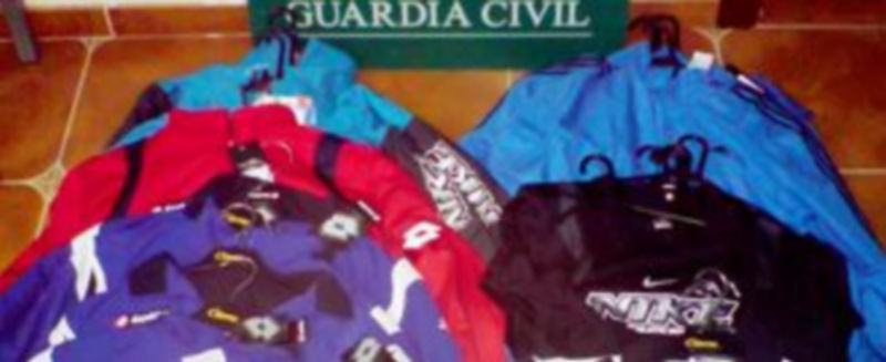 Algunas de las prendas interceptadas por la Guardia Civil a los presuntos autores del hurto. / El Adelantado