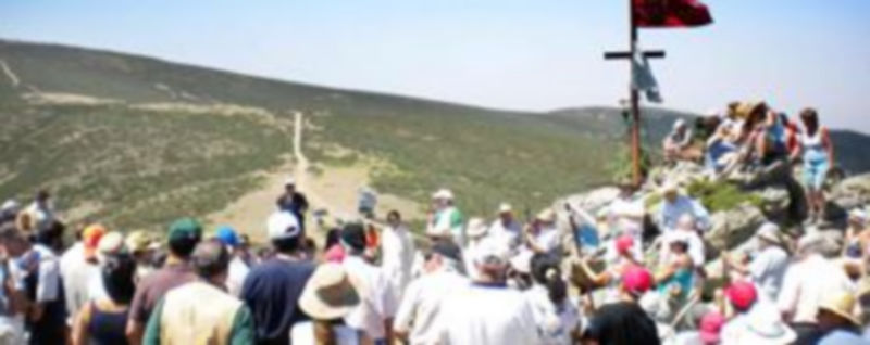 La romería del Malangosto ha reunido en pasadas ediciones a multitud de personas en lo alto del pico. / El Adelantado