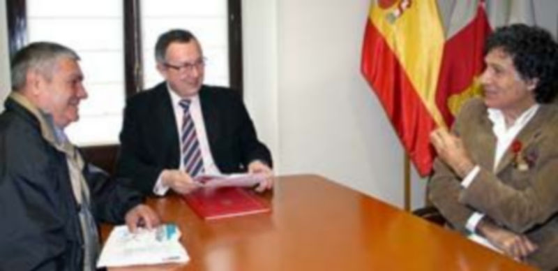 López-Escobar (c) se entrevistó ayer con los representantes vecinales José Luis Lodeiro y José Luis Gómez. / El Adelantado