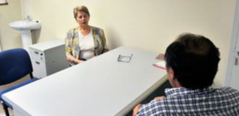 Las pocas visitas atendidas en la consulta del edificio de San Esteban se centraron en demanda de información. / Kamarero.