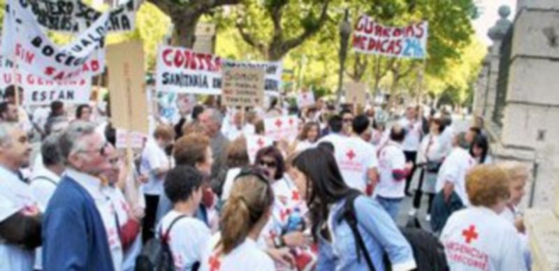 Los manifestantes procedentes de Segovia exhibieron pancartas y se reunieron a las puertas de la Consejería de Sanidad ayer por la mañana. / El Adelantado