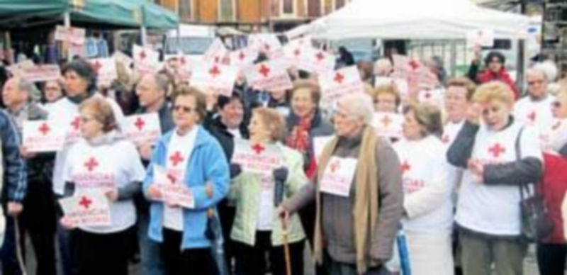 Vecinos de la zona de Ayllón en una protesta contra el cierre del consultorio médico en horario de noche. / El Adelantado