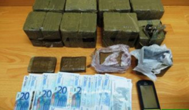 Los más de ocho kilos de hachís y el dinero intervenido por la Guardia Civil en El Espinar. / El Adelantado