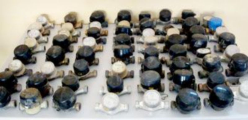 Imagen de varios contadores de agua que fueron incautados por la Guardia Civil a los autores de los robos. / El Adelantado