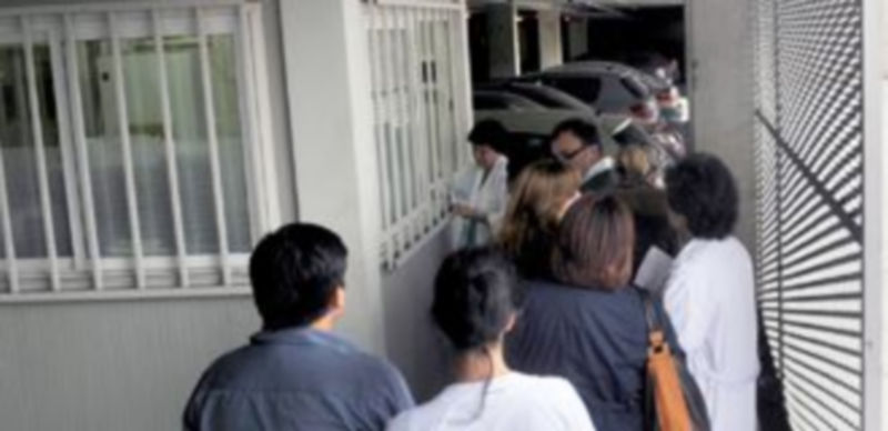 La empresa adjudicataria ha instalado en la primera planta del parking una oficina provisional donde tramita la entrega de las tarjetas a los trabajadores. / Kamarero