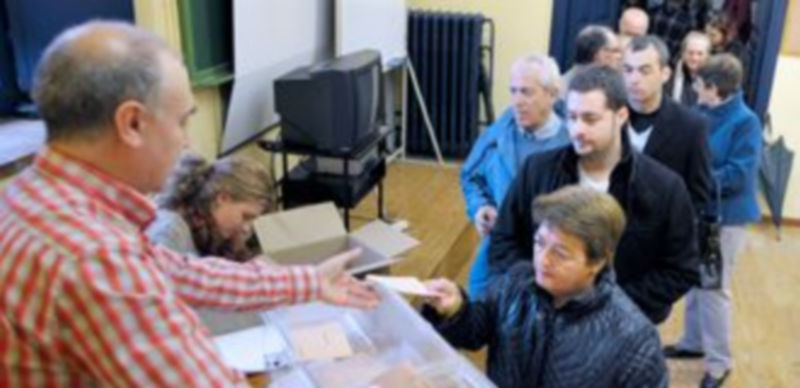 Un grupo de electores esperan para depositar su voto en una mesa del instituto Mariano Quintanilla. / Alberto Benavente.