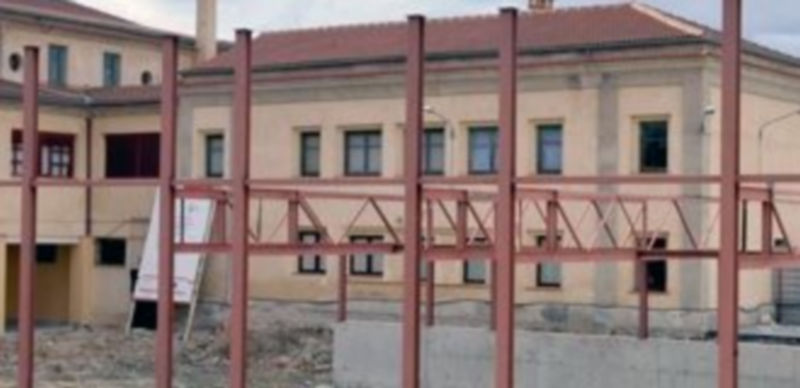 Estructura metálica instalada al inicio de las obras del pabellón deportivo del CEIP El Peñascal. / Alberto Benavente