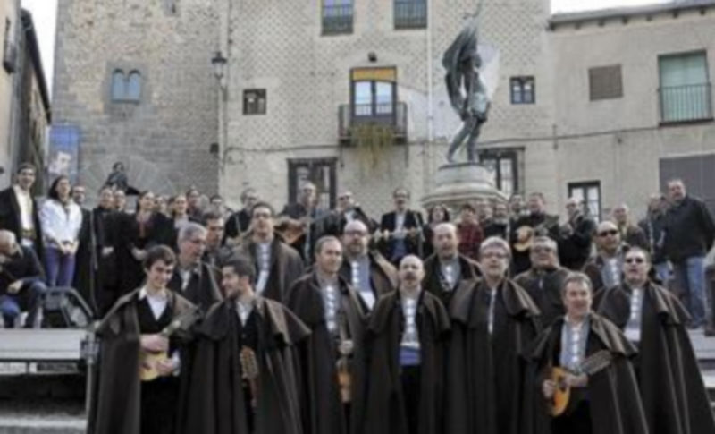 Los miembros de la Ronda posaron con todos los participantes en el homenaje al final del mismo. / Juan Martín.