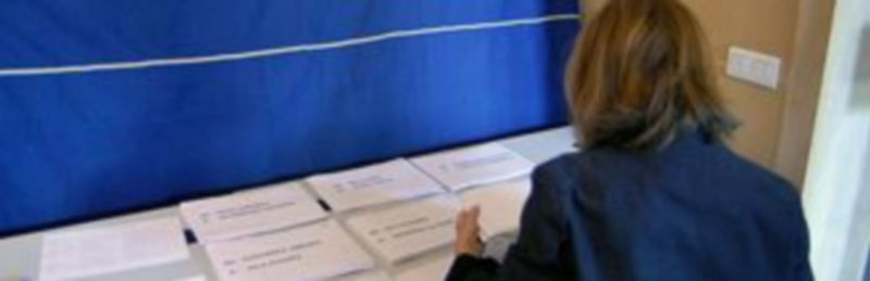 Una segoviana consulta el censo electoral en las fechas previas a las elecciones anteriores. / Juan Martín