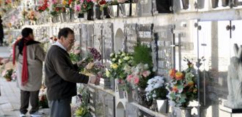 Los ciudadanos acudieron ayer a visitar a sus familiares y amigos difuntos en el camposanto segoviano. / Juan Martín.