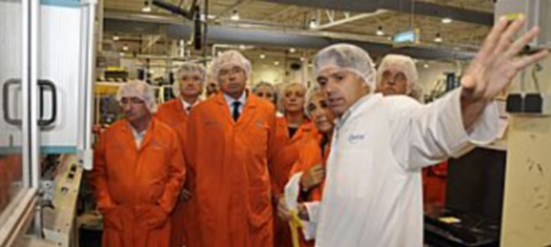Pío García Escudero recorrió las instalaciones de Ontex
