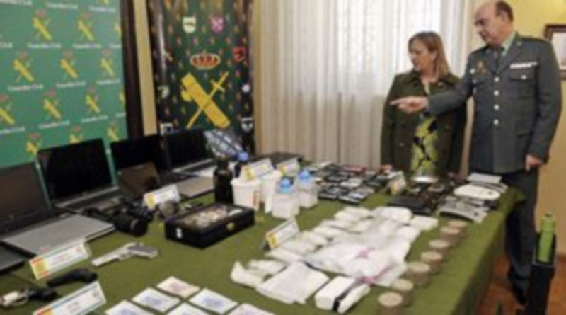 La subdelegada del Gobierno y el teniente coronel de la Guardia Civil muestran el variado material intervenido a las personas detenidas./ Juan Martín