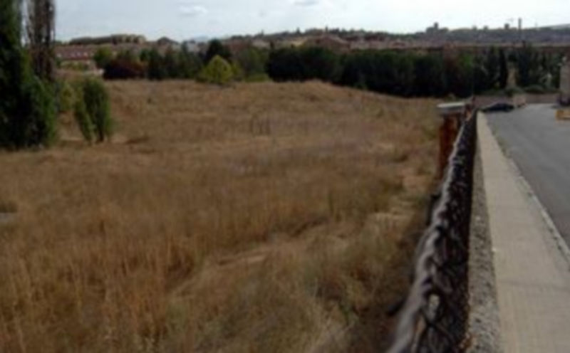 La parcela situada junto a la calle El Terminillo cedida por el Ayuntamiento para construir el nuevo instituto. / Juan Martín.