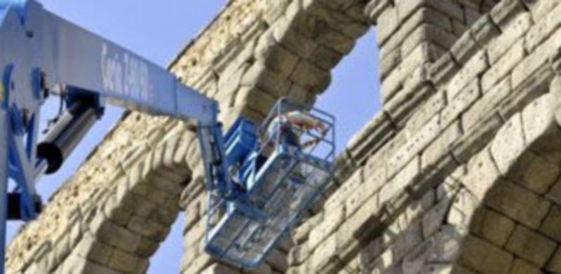 La grúa subió a los técnicos participantes en el estudio hasta las dos cartelas del monumento. / Juan Martín