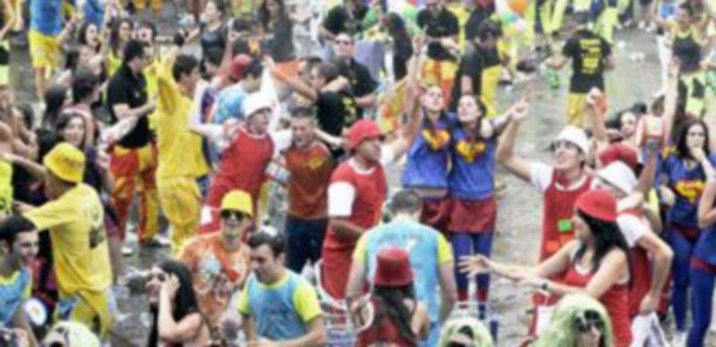 Los peñistas y  vecinos de San Lorenzo durante el pregón y el desfile de peñas del año pasado. / Juan Martín