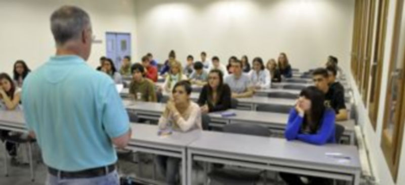 Los instantes antes del primer examen son los más duros para los alumnos que se juegan el acceso a la universidad. / J. M.