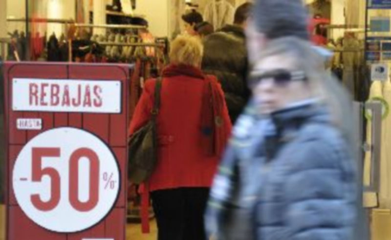 Un establecimiento de la capital durante la campaña de rebajas de la temporada de invierno. / Juan Martín