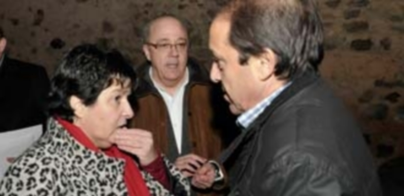 Los militantes del PSOE local arroparán hoy a Luquero como candidata en 2015 1 Luquero habla con Gordo en presencia de Reguera. / Juan Martín