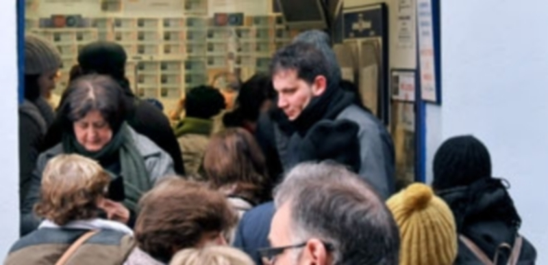 Muchos ciudadanos dejan para los últimos días la compra de décimos de Navidad. / Juan Martín