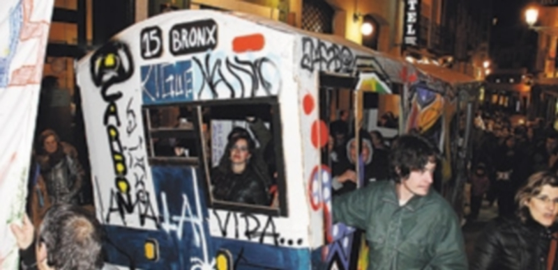 Un autobús del ‘Bronx’ segoviano. / Juan Martín