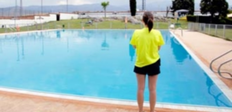 El vaso de la piscina cuenta este año con una nueva rejilla perimetral