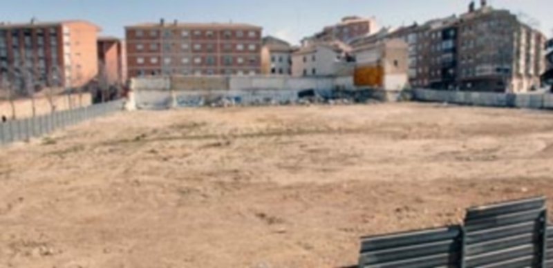 Los terrenos ya explanados están listos para recibir las máquinas y dar comienzo a la construcción del nuevo edificio. / Juan Martín