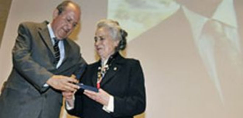 Suárez del Toro entrega la Medalla de Oro de Cruz Roja a Carmen Muñoz
